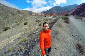 Bart bij de Cerro de los Siete Colores in Salta, de berg met de zeven kleuren.
