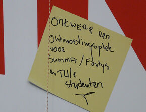 Jo van Ham 'tekent' de BRAINS-inspiratiewand. Jo van Ham 'tekent' de BRAINS-inspiratiewand.
