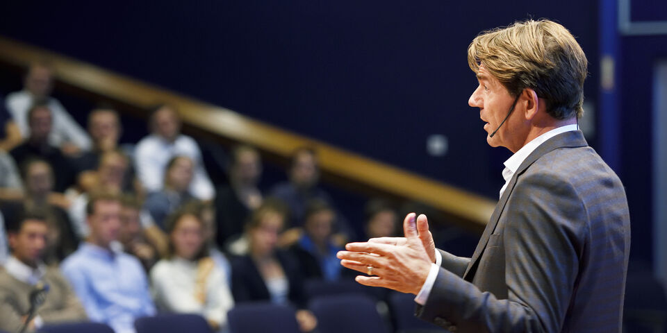 Twan Huys tijdens de openingslezing van de lustrumweek van Technische Bedrijfskunde. Foto | Bart van Overbeeke