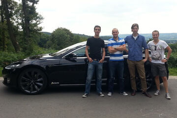 De vier TU/e'ers met de 'record-Tesla'.