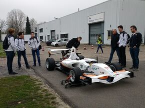 De racewagen van InMotion maakte zondag zijn rijdende debuut voor publiek. De racewagen van InMotion maakte zondag zijn rijdende debuut voor publiek.