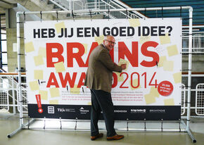Jo van Ham 'tekent' de BRAINS-inspiratiewand. Jo van Ham 'tekent' de BRAINS-inspiratiewand.