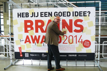 Jo van Ham 'tekent' de BRAINS-inspiratiewand.