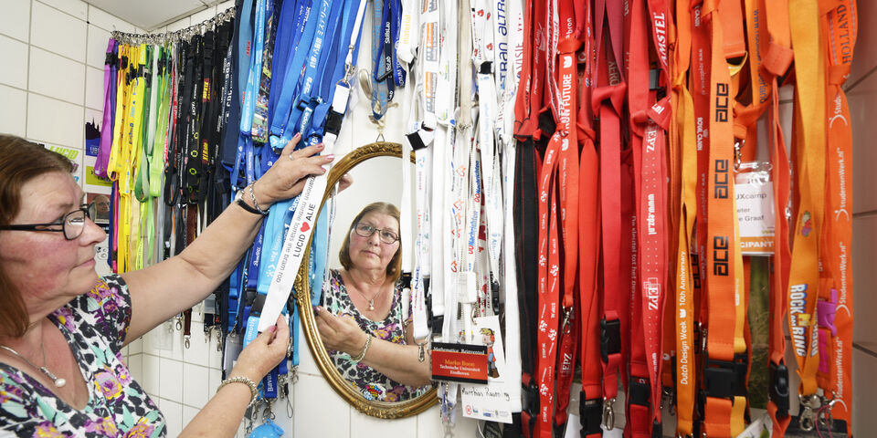 Alie Wenting en haar verzameling keycords. Archieffoto | Bart van Overbeeke