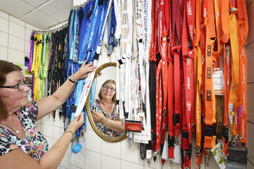Alie Wenting en haar verzameling keycords. Archieffoto | Bart van Overbeeke