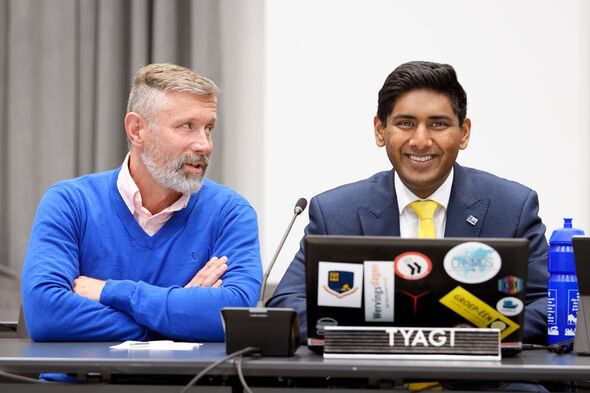 Steven Ralston (links) tolkt voor Arjun Tyagi. Foto | Bart van Overbeeke Steven Ralston (links) tolkt voor Arjun Tyagi. Foto | Bart van Overbeeke