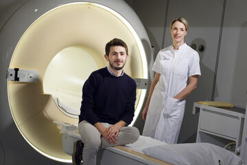 Salvatore Saporito en Ingeborg Herold bij een MRI-scanner. Foto | Bart van Overbeeke