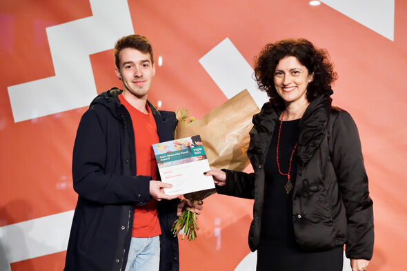 Nathan Pottier (left) receives his prize from TU/e's Chief Diversity Officer Evangelia Demerouti. Photo | Bart van Overbeeke Nathan Pottier (left) receives his prize from TU/e's Chief Diversity Officer Evangelia Demerouti. Photo | Bart van Overbeeke