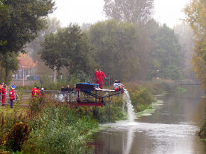 De jaarlijkse constructiewedstrijd aan en in de Dommel. De jaarlijkse constructiewedstrijd aan en in de Dommel.
