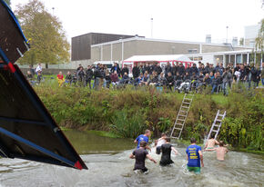 Vanuit de oever direct de warme douche in. Vanuit de oever direct de warme douche in.