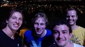 Met huisgenoten (Peter in blauw shirt), met uitzicht over het meer. Met huisgenoten (Peter in blauw shirt), met uitzicht over het meer.