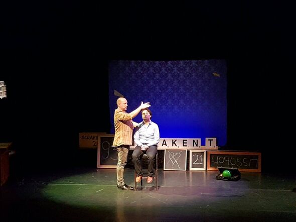 Alain Starke op het podium bij illusionist Rob (van Emiel). Alain Starke op het podium bij illusionist Rob (van Emiel).