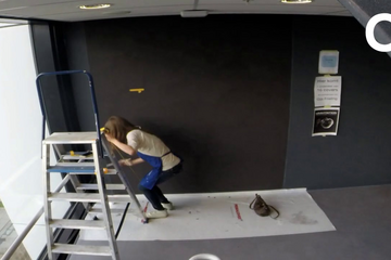 In Atlas Gijs Frielings team creates big murals."Every painter has his own handwriting. The strokes give life to the painting."