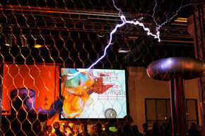 Battelen met de Tesla Coil. Foto | Bart van Overbeeke discovery festival eindhoven technische universiteit