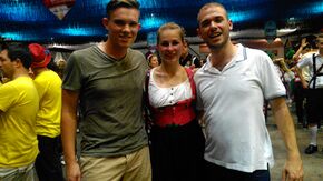 Met een Duitse vriendin en mijn huisgenoot op Oktoberfest in Blumenau. Met een Duitse vriendin en mijn huisgenoot op Oktoberfest in Blumenau.
