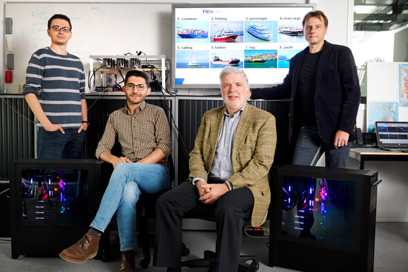 Egor Bondarev (geheel rechts), Peter de With (links van hem) en promovendi Tunc Alkanat (geheel links) en Amir Ghahremani. Foto | Bart van Overbeeke Egor Bondarev (geheel rechts), Peter de With (links van hem) en promovendi Tunc Alkanat (geheel links) en Amir Ghahremani. Foto | Bart van Overbeeke