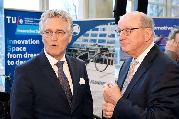 Connecties leggen, onder meer met de stad Eindhoven. Burgemeester John Jorritsma bezoekt de TU/e. Foto | Bart van Overbeeke Connecties leggen, onder meer met de stad Eindhoven. Burgemeester John Jorritsma bezoekt de TU/e. Foto | Bart van Overbeeke