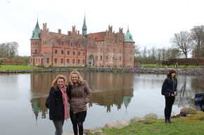 Caroline (links) Bij Egeskov Castle.