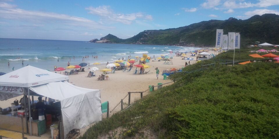 Praia Mole, een van de beroemdste stranden op Florianópolis.
