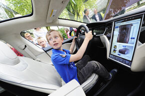 Even 'doen alsof' in de Tesla Model S. Foto | Bart van Overbeeke