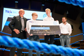 Jan Mengelers met de winnaars van T.E.S.T. Foto | Bart van Overbeeke Jan Mengelers met de winnaars van T.E.S.T. Foto | Bart van Overbeeke