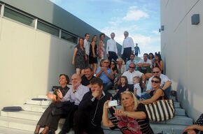 Ontwerpers (staand) en aanhang FOTO | Cees van Keulen