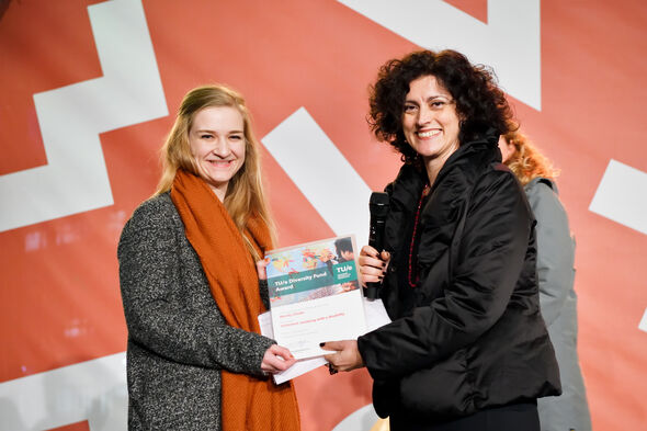 Wendy Olsder (left). Photo | Bart van Overbeeke Wendy Olsder (left). Photo | Bart van Overbeeke