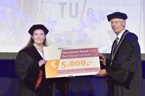 Educational award for Tanja Lange. Photo | Bart van Overbeeke Education prize for Tanja Lange. Photo | Bart van Overbeeke