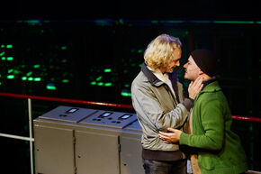 Angel en Tom zingen: 'I'll cover you'. Foto | Bart van Overbeeke