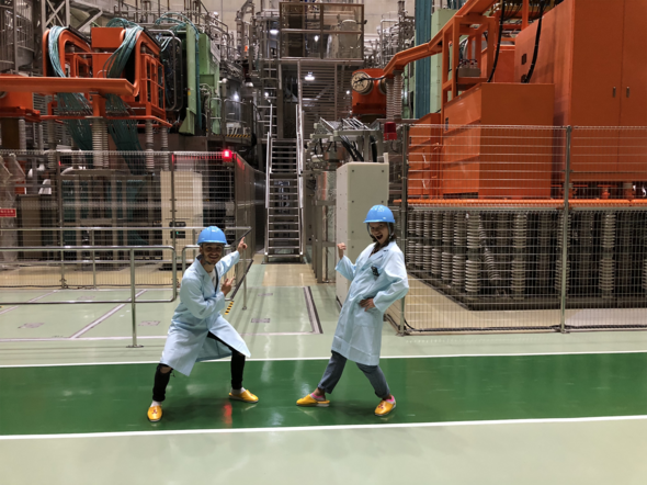 Een mede-stagiaire (rechts) en ik poseren voor de fusiereactor. Foto | Privé-archief Ralf Mackenbach Een mede-stagiaire (rechts) en ik poseren voor de fusiereactor. Foto | Privé-archief Ralf Mackenbach