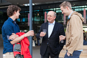 Ook collegevoorzitter Jan Mengels (midden) kwam even luisteren. Foto | Bart van Eijden Ook collegevoorzitter Jan Mengels (midden) kwam even luisteren. Foto | Bart van Eijden