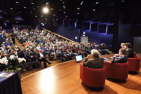 De Blauwe Zaal was goedgevuld. Foto | Bart van Overbeeke