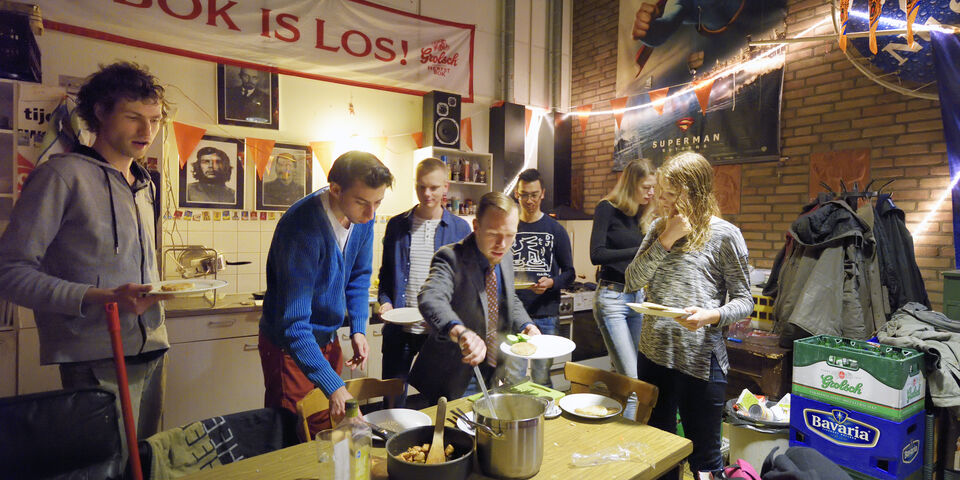 Aanschuiven bij 'Ons Klooster'. Foto | Bart van Overbeeke
