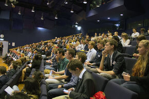 Deelnemers en publiek in Blauwe Zaal.