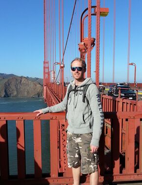 Mark van der Laan bij Golden Gate Bridge.
