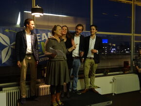 Wethouder Mary-Ann Schreurs reikt de prijs uit. Foto | Tom Huizer