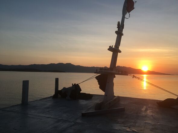 Genieten van de zonsopgang vanaf onze boot, waarmee we vervolgens naar Komodo Island (op de foto te zien) varen. Foto | Privé-archief Isabelle Linders Genieten van de zonsopgang vanaf onze boot, waarmee we vervolgens naar Komodo Island (op de foto te zien) varen. Foto | Privé-archief Isabelle Linders