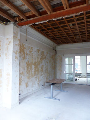 Middenstuk van deeoogde bar/zaal op de eerste verdieping. Beoogde bar/zaal op de eerste verdieping.