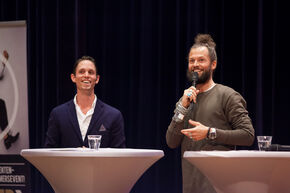 Dagvoorzitter Rudy van Beurden (links) met Job Smeltzer (alias dj La Fuente). Foto | Bart van Eijden Dagvoorzitter Rudy van Beurden (links) met Job Smeltzer (alias dj La Fuente). Foto | Bart van Eijden