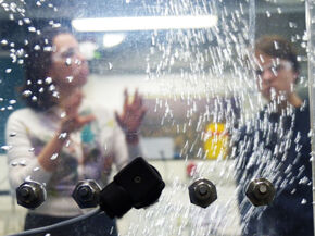 Scholieren in het lab bij Letícia Pezzi Martins. Scholieren in het lab bij Letícia Pezzi Martins.