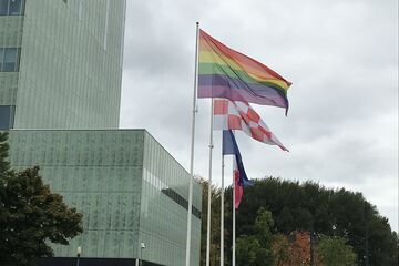 De regenboogvlag wapperde vandaag op de campus ter ere van de Coming Out Day.