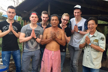 Team Wood Vinegar met twee Thaise boeren.