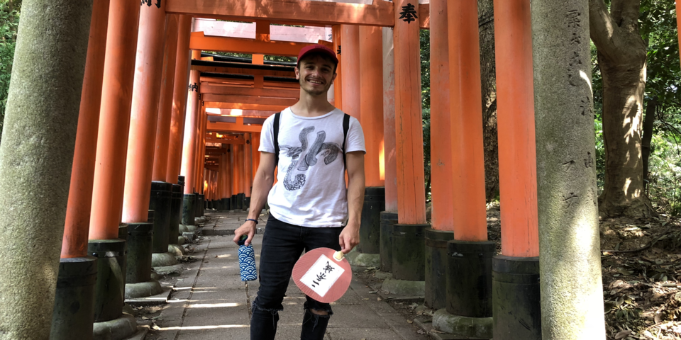 Een aantal van de vele rode poorten die bij de Fushimi Inari Taisha tempel staan. Foto | Privé-archief Ralf Mackenbach