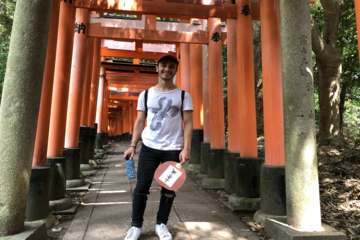 Een aantal van de vele rode poorten die bij de Fushimi Inari Taisha tempel staan. Foto | Privé-archief Ralf Mackenbach
