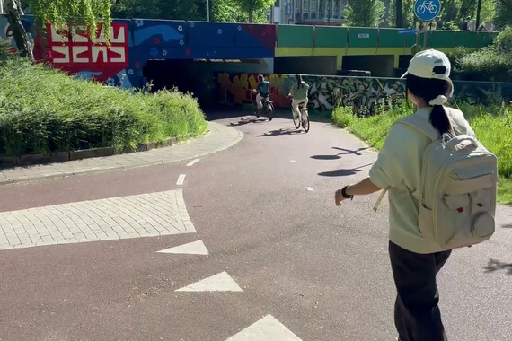 Fietsers, brommers en voetgangers bewegen zich kriskras door elkaar heen