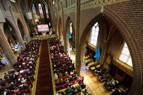 Een volle Paterskerk l Foto Bart van Overbeeke