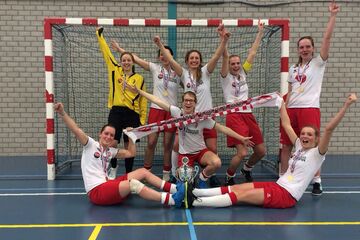 Voetbaldames Totelos winnen districtbeker