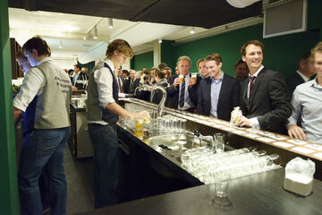 Tappen bij de opening van het ESC pand in de Ten Hagestraat. Archieffoto | Bart van Overbeeke