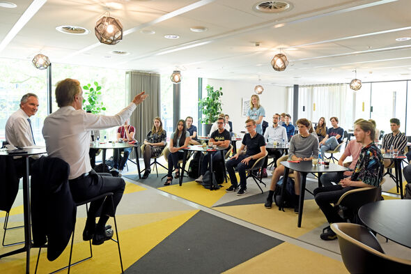 College Tour met Robbert Dijkgraaf in de University Club. Foto | Bart van Overbeeke