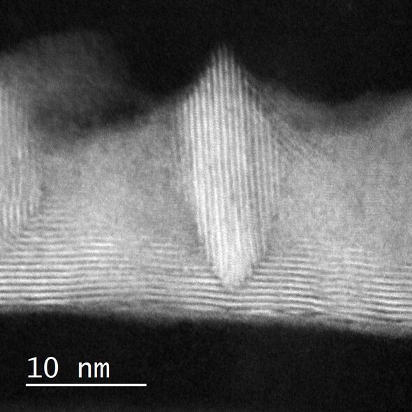 2D-lagen van het materiaal wolfraamdisulfide, gemaakt in het lab van Ageeth Bol. Microscoopafbeelding | M.A. Verheijen